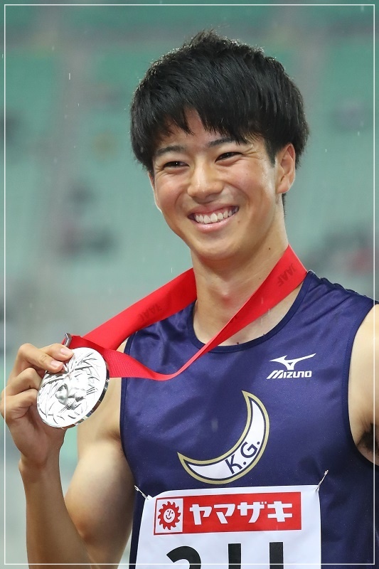 メダルを手に微笑む多田修平選手