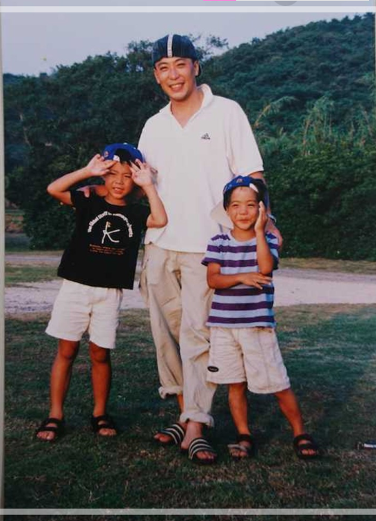 山縣亮太さんの幼少期の頃の父親と兄と写る写真。