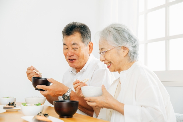 食事をする高齢夫婦